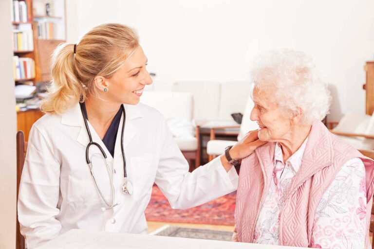 Giovane medico parla con donna anziana